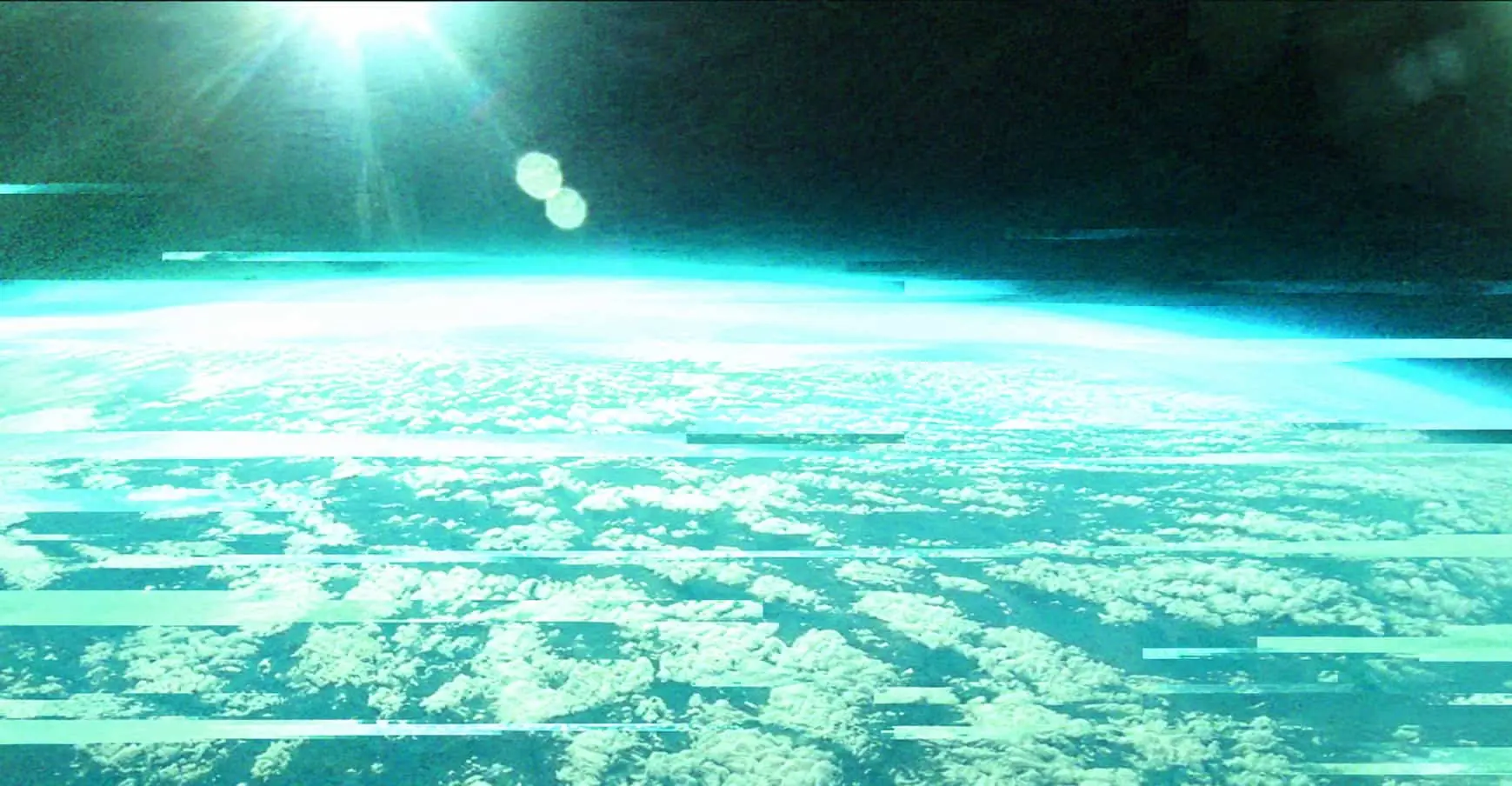 Aufnahme von AURA aus 38 km Höhe: Wolken, der Horizont und die Sonne über einem dunklen Himmel.