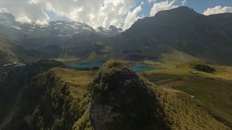 FPV-Aufnahme: Bergsee