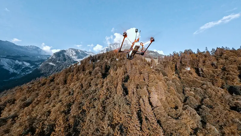 FPV-Aufnahme: Gipfel im Herbst