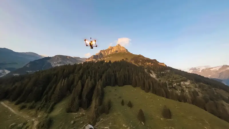FPV-Aufnahme: Abendlicht am Grat