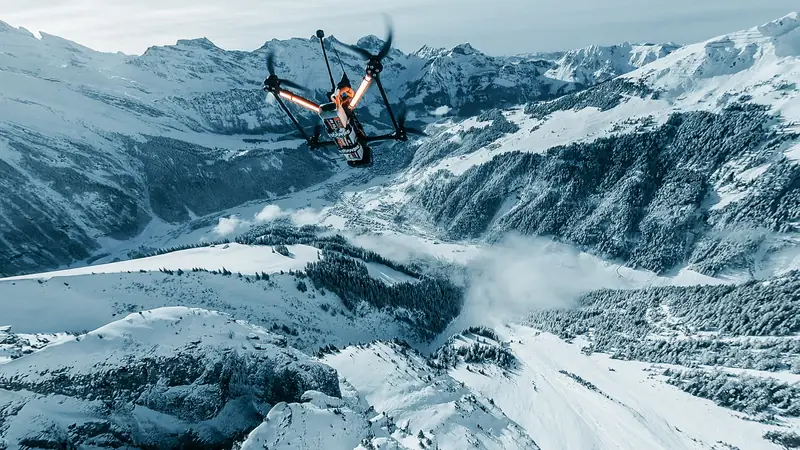 FPV-Aufnahme: Winter, Alpen